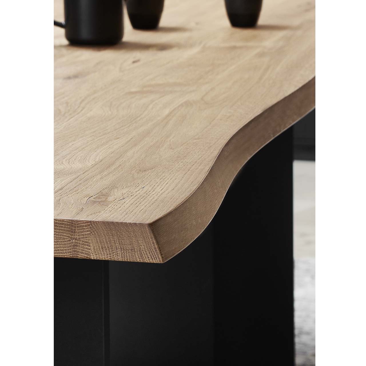 Detailansicht der Tischkante des Esstisches Nr. 1598 mit edlem Baumkantenprofil.