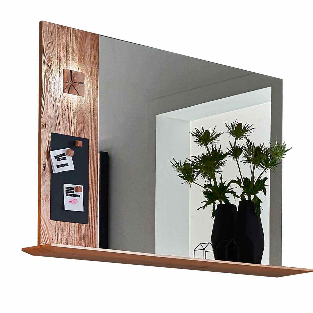 Modernes Wandpaneel aus massiver Kerneiche Umato mit großem Spiegel mit darunter verlaufendem Ablageboden aus Holz. Links Holzapplikation mit dekorativen, beleuchteten Hirnholzscheiben und einer kleinen Metalltafel. 