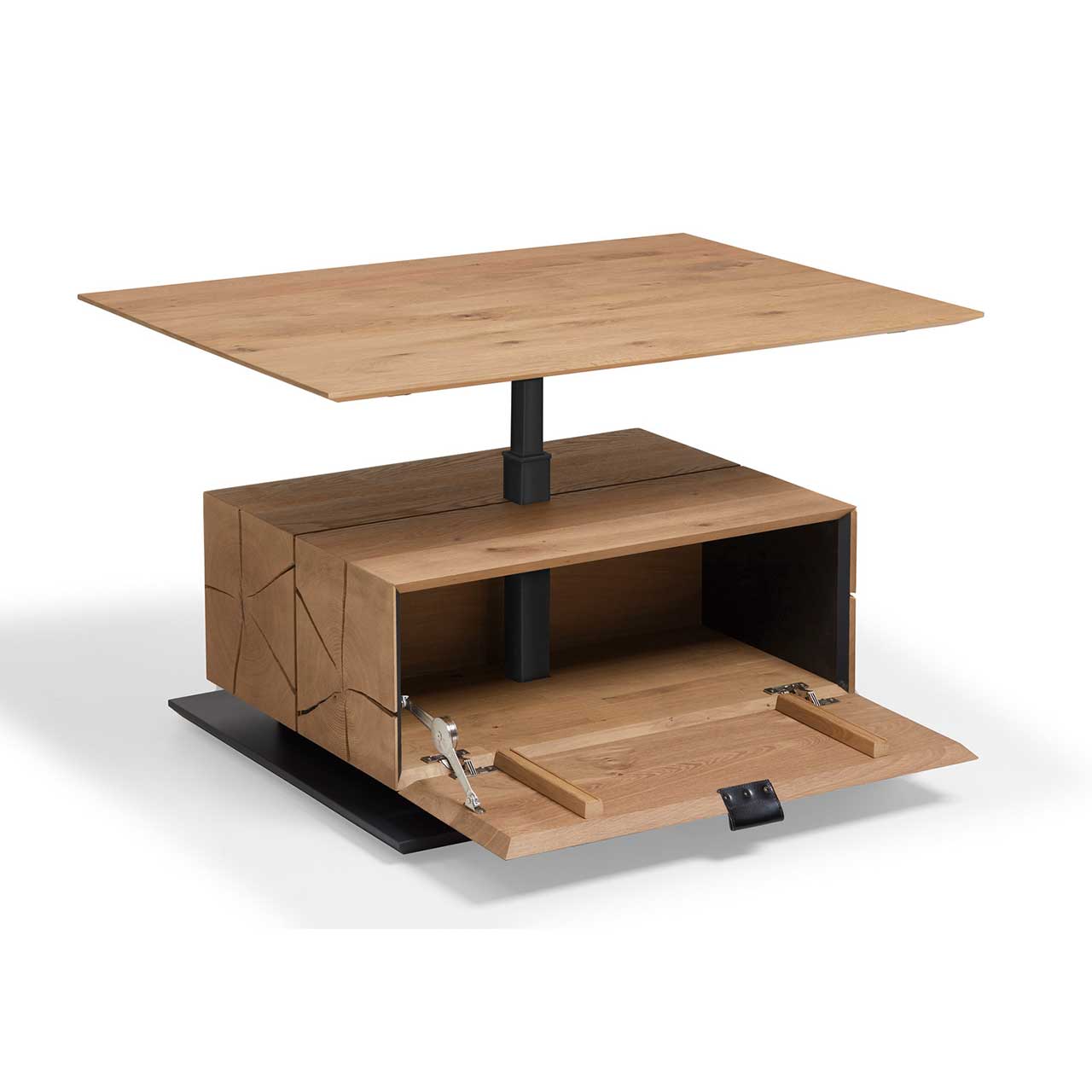 Hartmann NATURWERKE - Couchtisch 7100C-1403 - höhenverstellbare Tischplatte Moderner Couchtisch mit hochgefahrener Tischplatte, Hirnholzblock aus massiver Kerneiche und geöffneter Klappe mit Blick ins Stauraumfach – auf dunkler Bodenplatte.