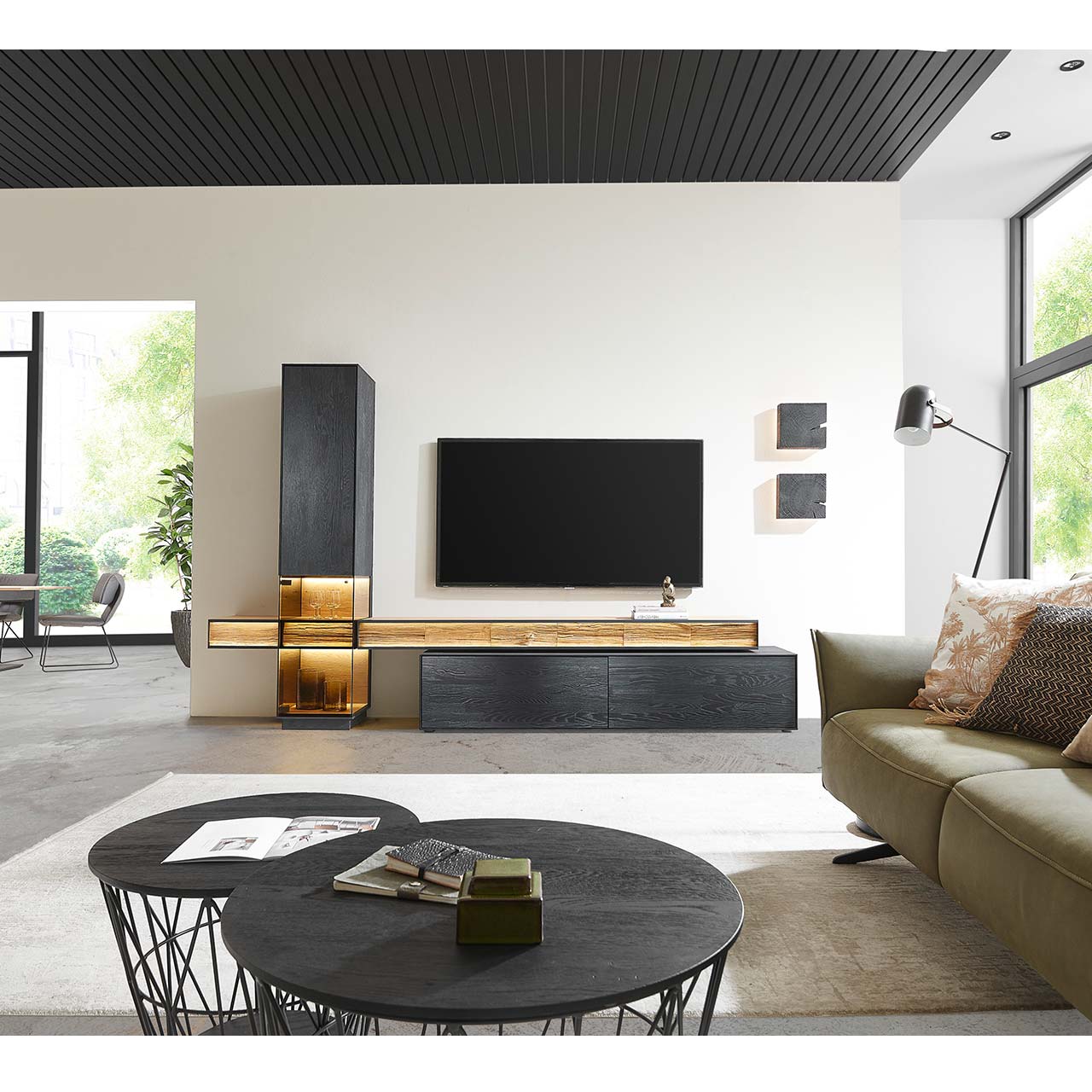 Moderne Wohnwand mit Materialmix aus Lack anthrazit mit Spaltholz-Akzenten und Parsolglas-Vitrinenausschnitten