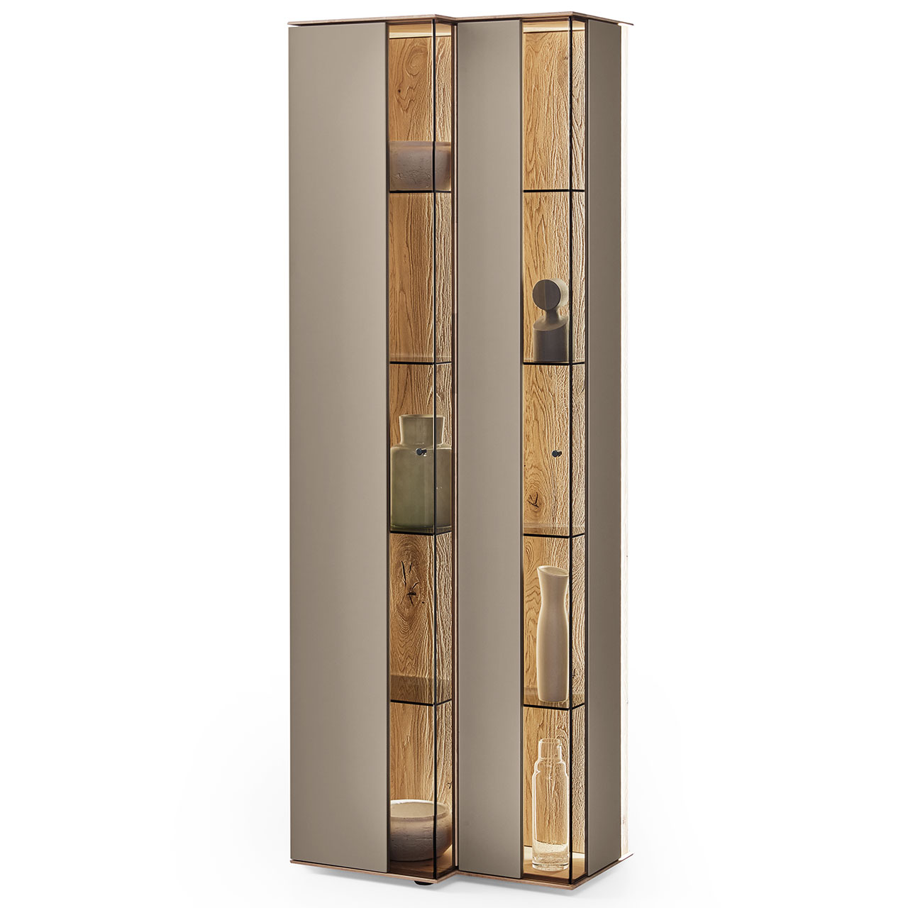 Hartmann Möbel SVEA - Standvitrine 8660-0061 - Kerneiche Natur, Lack Sand Moderne Standvitrine aus massiver Kerneiche Natur mit Lackfronten in Sand. Mit zwei Glastüren in asymmetrischem Design und edler, beleuchteter Riffholzrückwand.