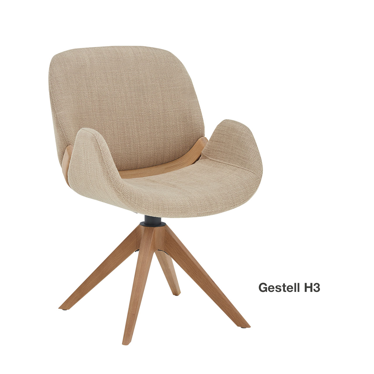 Moderner Esszimmerstuhl mit gepolsteter Sitz- und Rückenfläche sowie nach oben schwingenden Armlehnen in hellbeigem Stoff, mit Holzapplikation im unteren Lendenbereich und Vier-Fuß-Stativgestell aus massivem Holz.