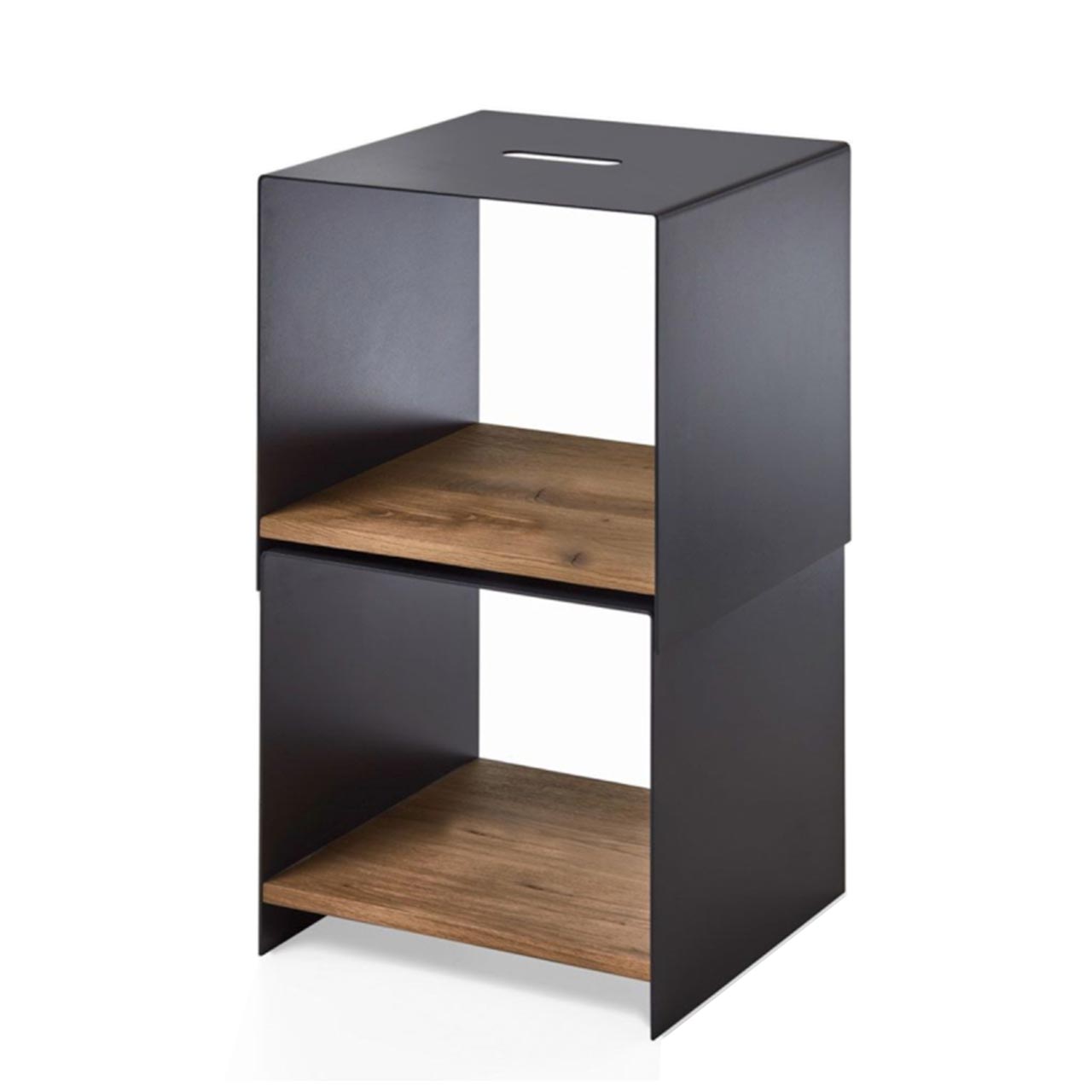 Zwei übereinander gestapelte, quadratische Beistelltische aus dunklem Metall anthrazit mit Holzablageboden in Kerneiche Umato.