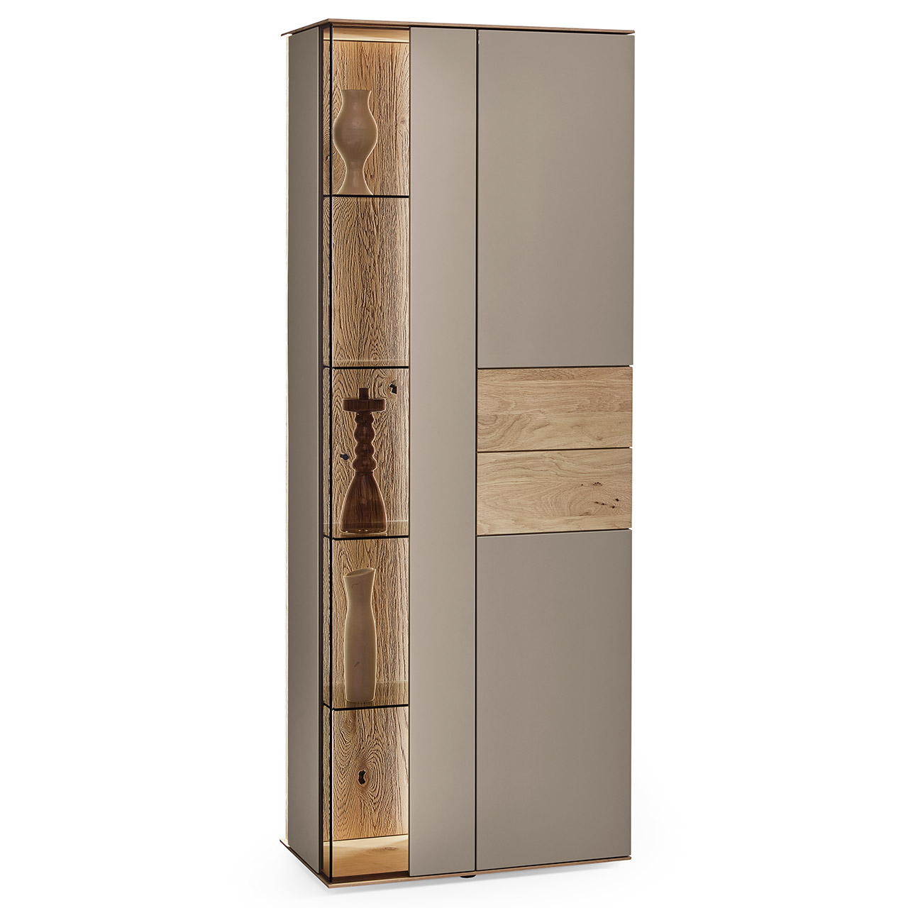 Hartmann Möbel SVEA - Standvitrine 8660-0072 - Kerneiche Natur, Lack Sand Moderne Vitrine aus massiver Kerneiche Natur mit Lackfronten in Sand. Mit Glas-Lacktür mit edler, beleuchteter Riffholzrückwand links und einer Lacktür mit eingearbeiteter Riffholzfront rechts.