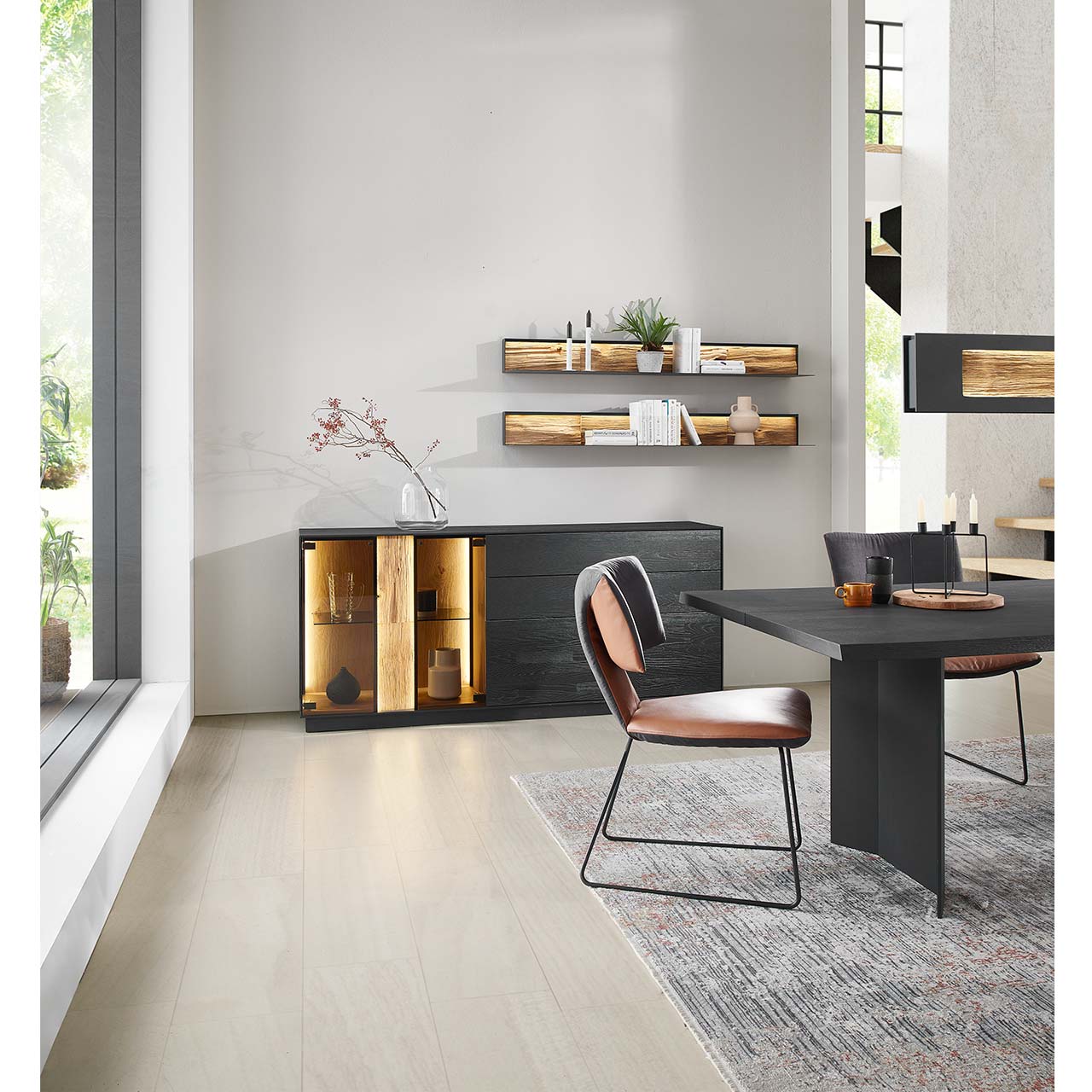 HM_KILVA_9610-4197_Sideboard_milieu_1280x1280 Modernes Sideboard aus massiver Kernesche anthrazit mit Spaltholz-Akzent und Parsolglas-Ausschnitt in einem hellen Raum