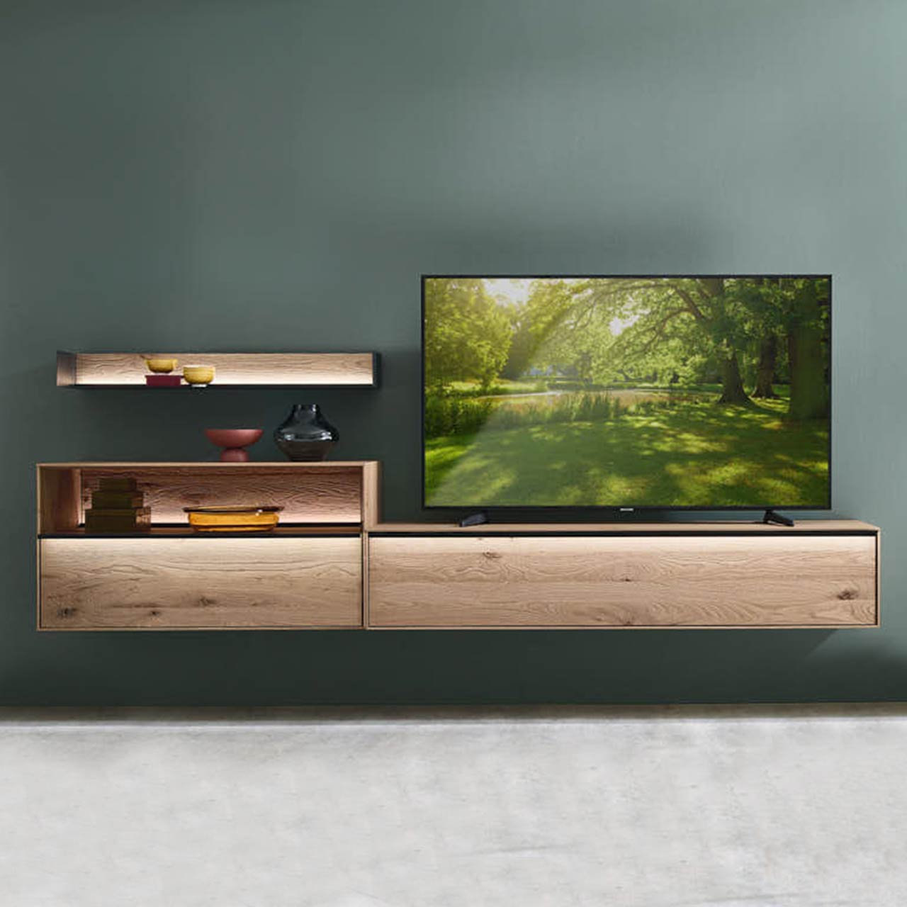 Schlichte Massivholz-Wohnwand mit einem Fernseher