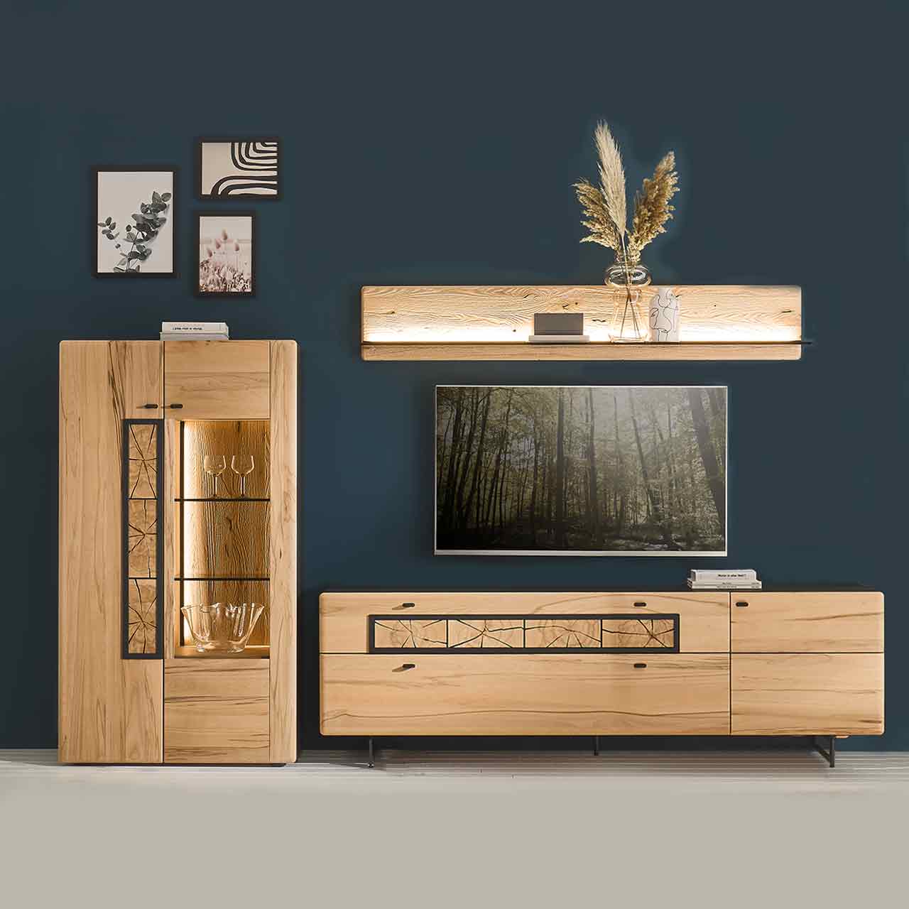 Wohnzimmer - Möbel-Serie Hartmann KNUD 5580 - Wohnwand Nr. 30 Wohnzimmer mit Fernseher und Massivholzwohnwand in Kernbuche bestehend aus Highboard mit Glasfront und Hirnholzscheiben, langes Lowboard auf Metallkufen mit Schubkästen und Hirnholzscheiben darüber passendes langes Wandpaneel mit Glasablage.