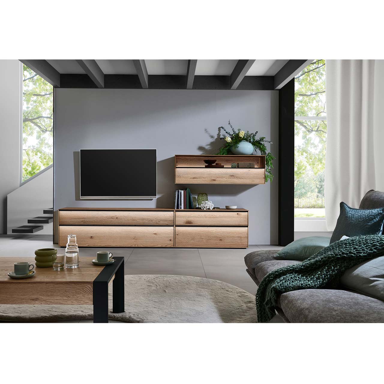 Wohnzimmer mit Massivholzwohnwand und TV Gerät
