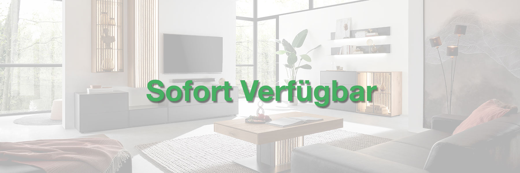Hartmann Möbel - Kategorie SOFORT VERFÜGBAR - Wohnmöbel direkt ab Lager Sofort verfügbare Möbel der Marke Hartmann: LAGERWARE Banner für sofort verfügbare Wohnwände und Möbel ab Lager. Das Wort SOFORT VERFÜGBAR in grasgrün auf milchfarbigem Hintergrund mit abgebildeter Massivholz Wohnwand.