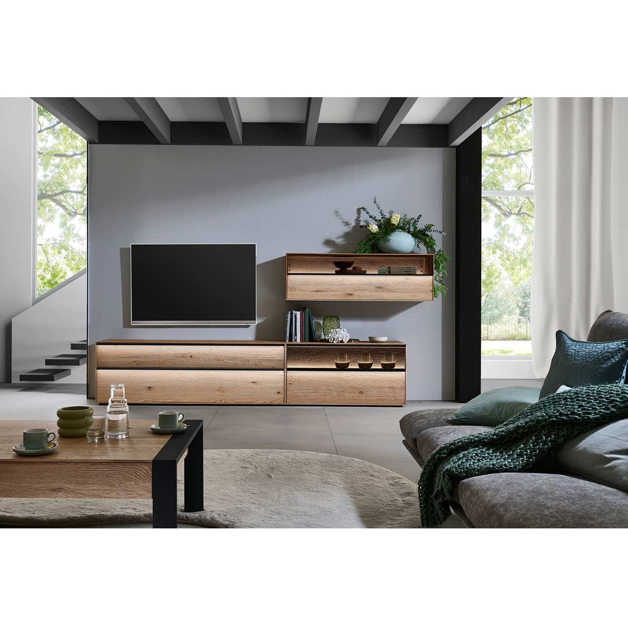 Wohnzimmer mit Massivholzwohnwand und TV Gerät