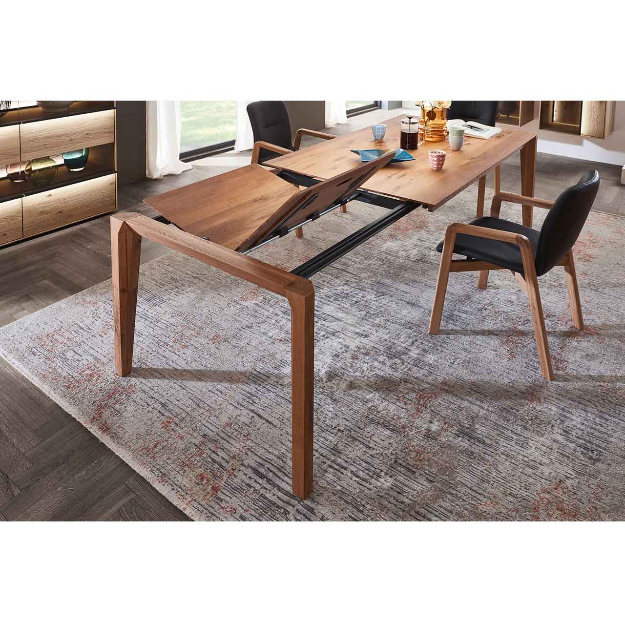 Ausziehfunktion des Holz-Esstisches