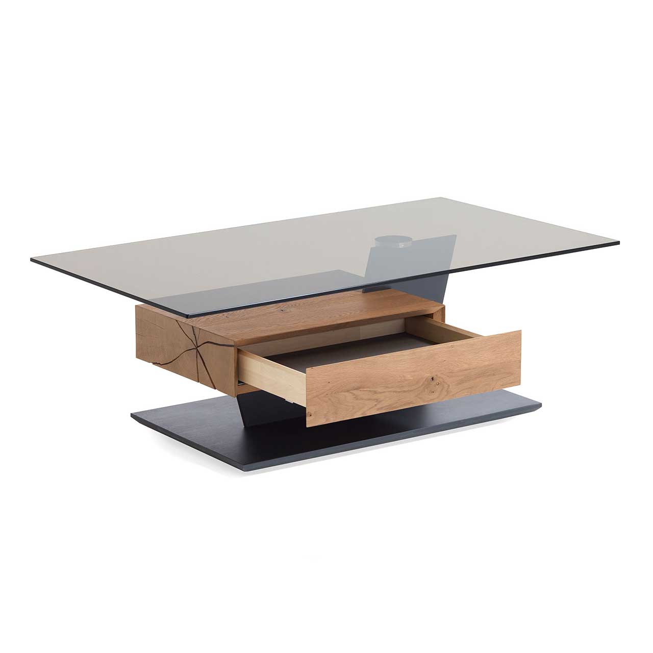 Hartmann NATURWERKE - Couchtisch 7100C-1402 - offen Moderner Couchtisch mit rechteckiger Glasplatte und Hirnholzblock aus massiver Kerneiche mit offenem Schubkasten auf dunkler Bodenplatte.