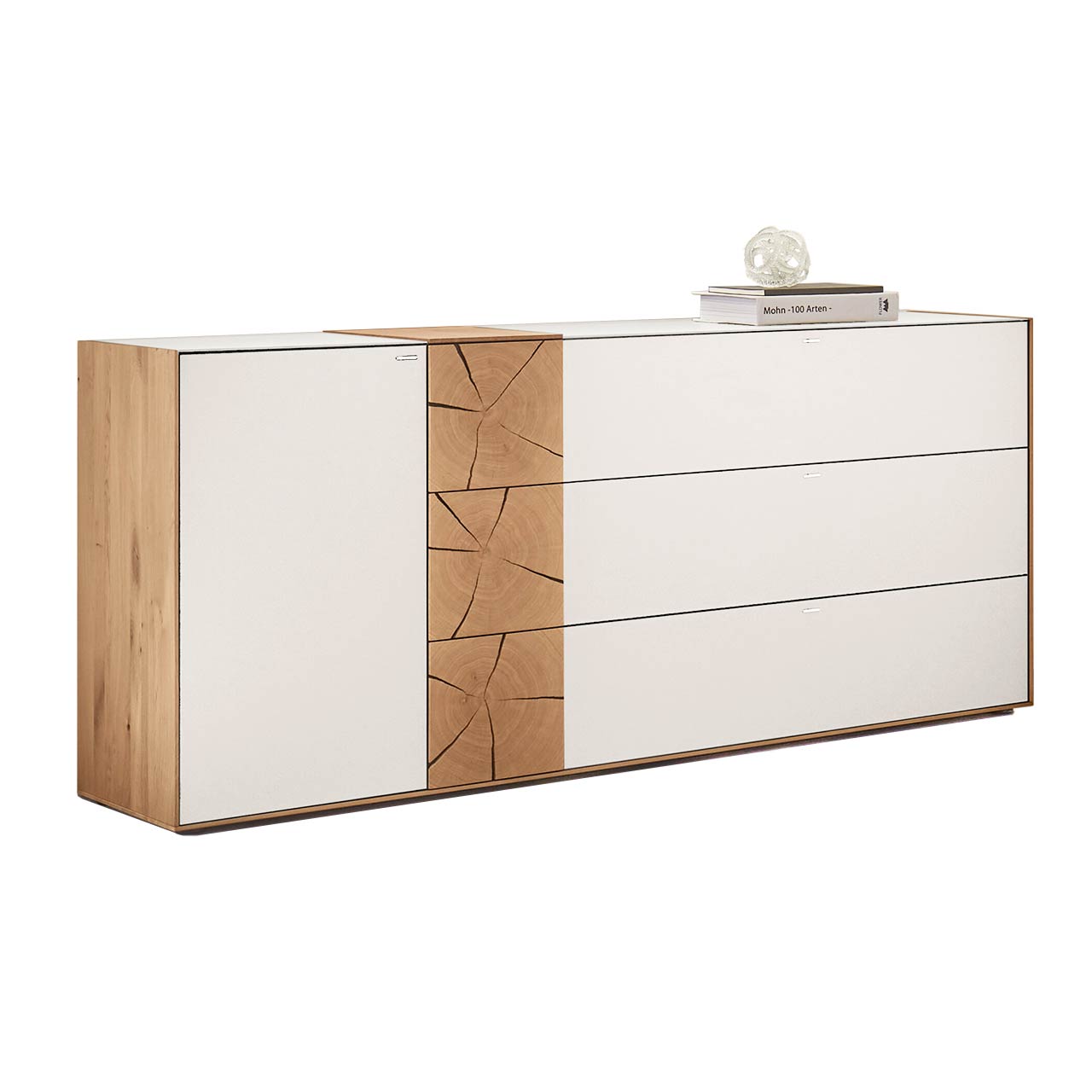 Modernes Sideboard aus massiver Kerneiche Umato mit Mattglas weiß Fronten und dekorativer Hirnholz Applikation aus drei vertikal verlaufenden rechteckigen Hirnholzscheiben.