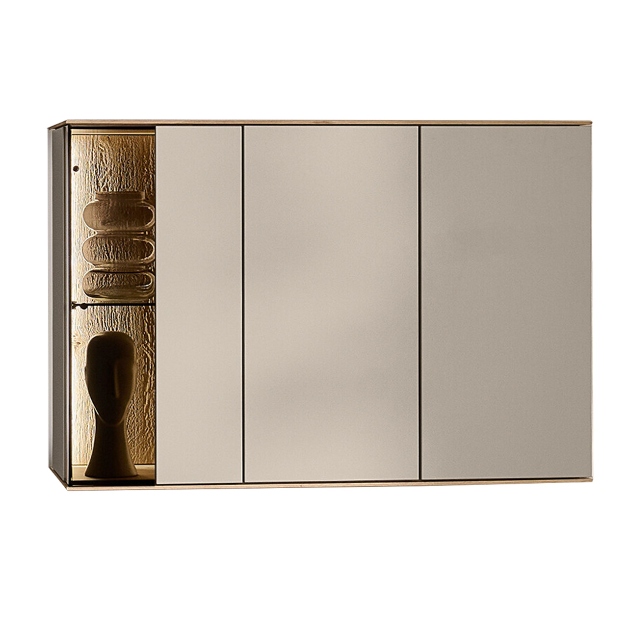 Hartmann Möbel SVEA - Hängevitrine 8660-3142 re. schräg - Kerneiche Natur, Lack Sand Moderne Vitrine aus massiver Kerneiche Natur mit Lackfronten in Sand. Mit einer Glas-Lacktür und beleuchteter Riffholzrückwand links und einer Lacktür rechts - asymmetrisches Design, von links nach rechts zulaufend schmaler werdend.