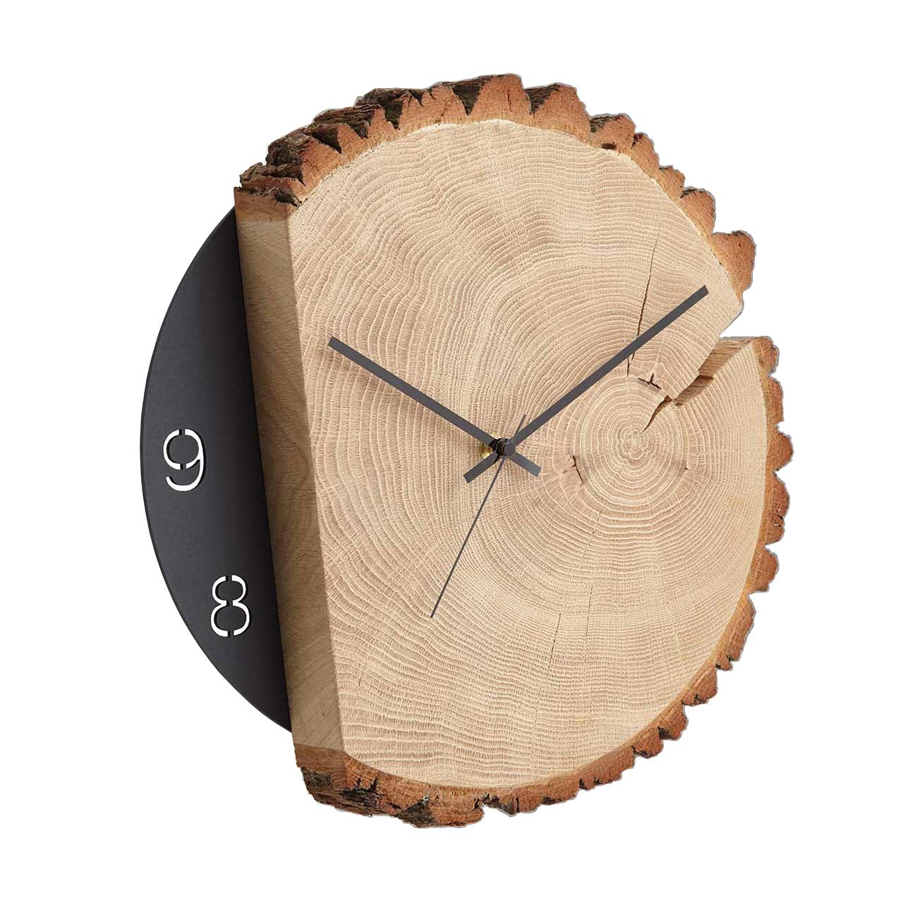 Runde Wanduhr aus echter Baumrinde mit Metallzeigern und seitlicher Metallplatte in Anthrazit.