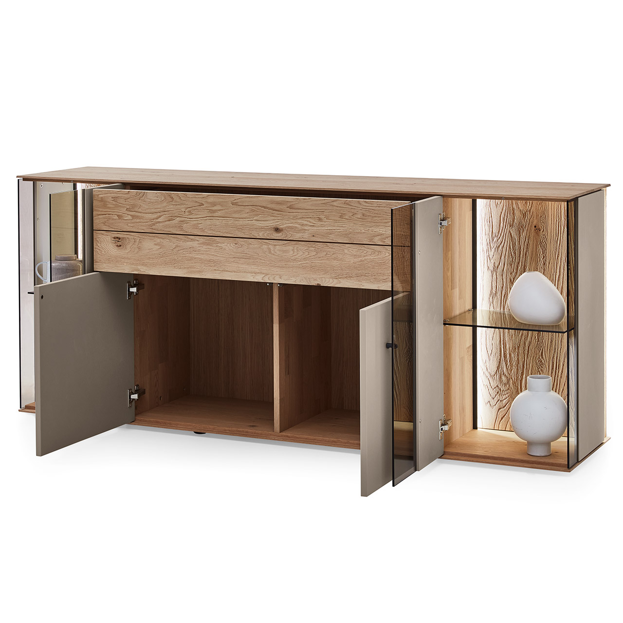 Hartmann Möbel SVEA - Sideboard 8660-4191 offen - Kerneiche Natur, Lack Sand Moderne Kommode aus Massivholz mit Lackfronten in Sand und edlem Riffholz. Mit zwei geöffneten Lacktür unten, einem geöffneten, langen Schubkasten mit Riffholzfront oben und je einer Glas-Lacktür rechts und links mit beleuchteter Riffholzrückwand.