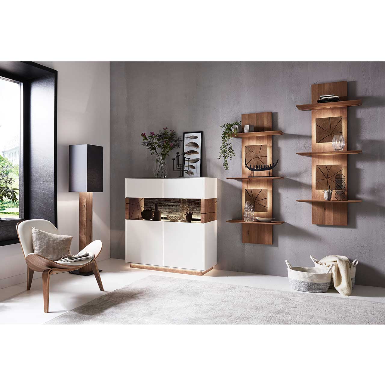 Moderner Raum mit Highboard und Hängeelementen aus Lack weiß und Massivholz