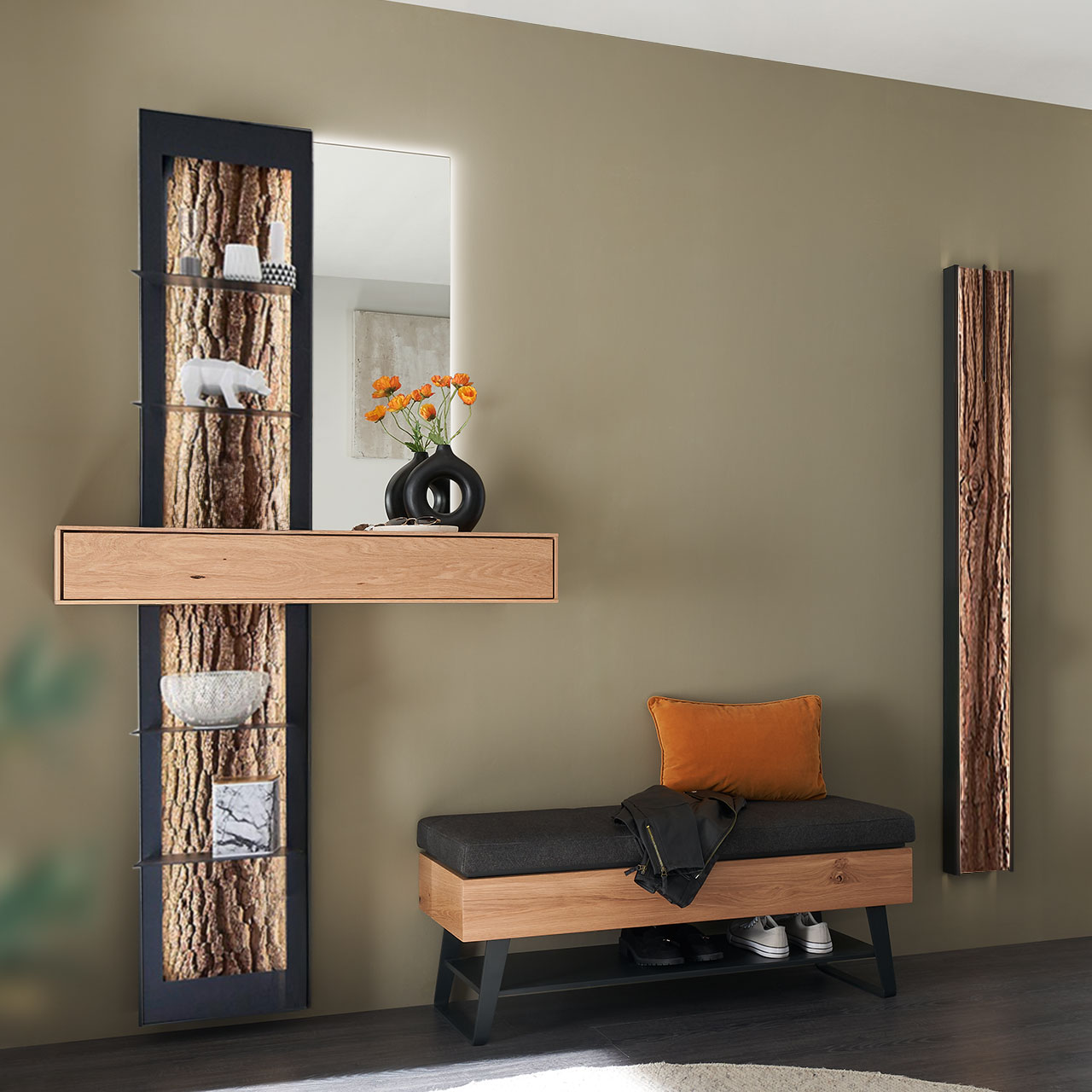Hartmann SALVO 8550G - Garderobe Nr. V102R - vierteilig - Kerneiche Natur, Metall anthrazit, Baumrinde Moderne vierteilige Garderobe aus massiver Kerneiche Natur: Ein Regalelement mit Schubkasten, Ablageböden und Rinden-Akzent, eine Wandgarderobe mit Rinden-Rückwand und eine gepolsterte Sitzbank auf Metallkufen mit Stauraumfach.