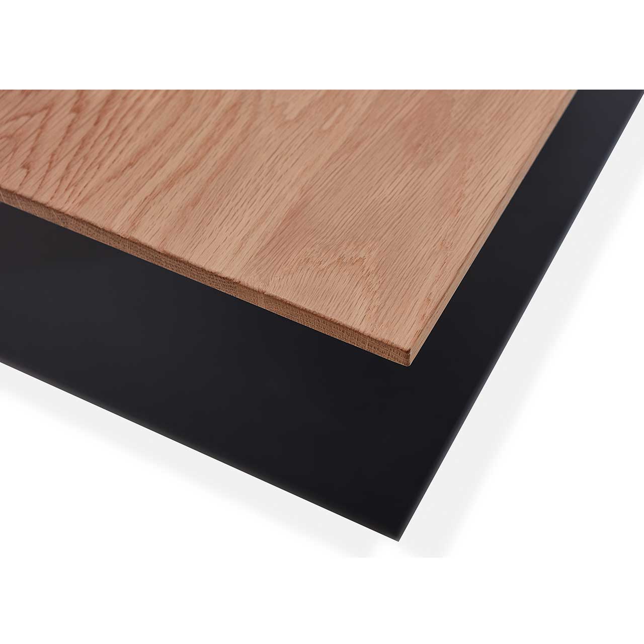Detailansicht Tischkante und Holzmaserung der Tischplatte aus massiver Kerneiche Natur.