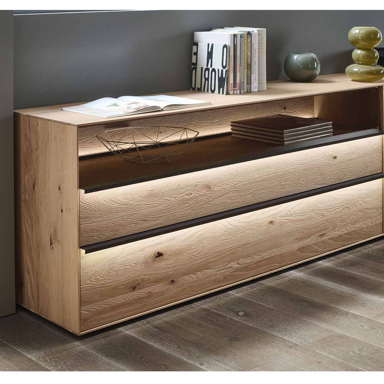 Sideboard aus massiver Kerneiche Natur mit 4 Schubkästen & Glasfront vor dunkler Wand