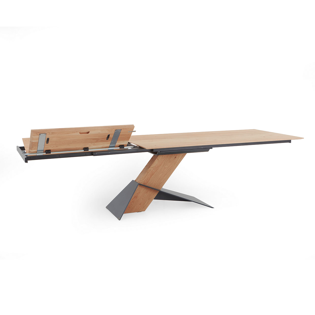 Hartmann NATURZEIT 7100E/8400E - 1520 Esstisch L100 - Detail ausziehbar Moderner Esstisch aus massiver Kerneiche mit rechteckiger, linksseitig ausziehbarer Tischplatte. Der schräge Trägerbalken wird unten von anthrazitfarbenen Baustahlstreben eingefasst.