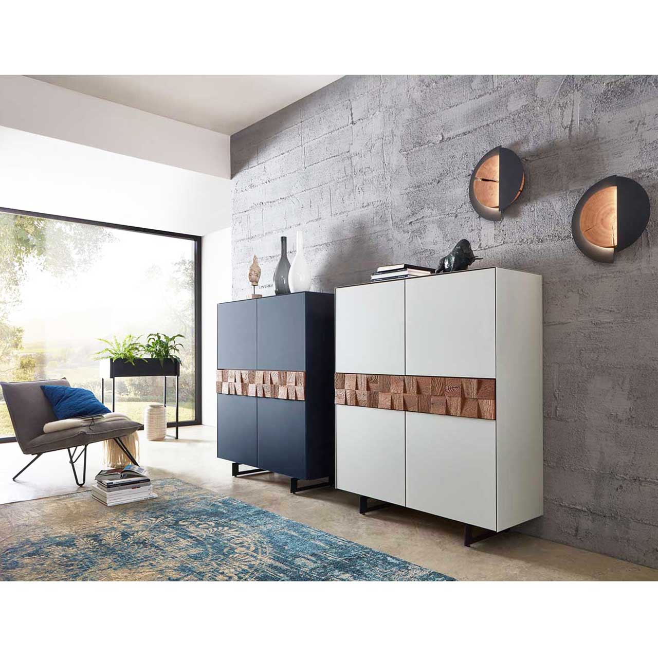 Helle Diele mit 2 Highboards. Eines in dunklem Lack und eies in weißem Lack. Beide bieten einen modernen Spaltholzakzent.