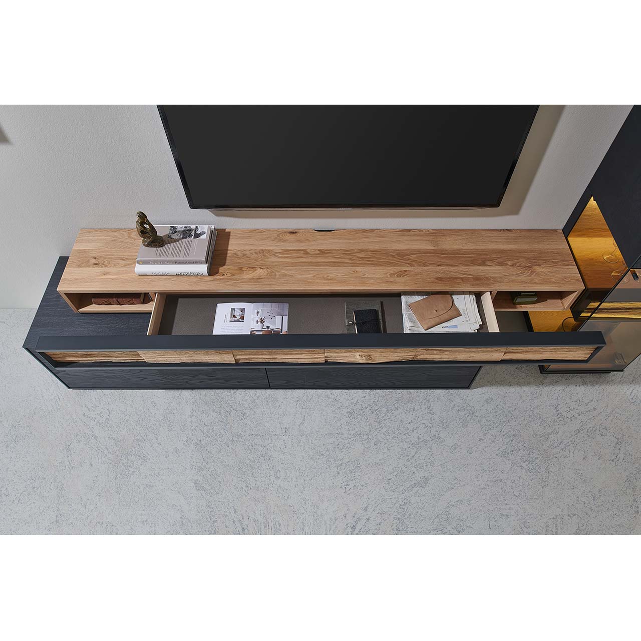 HM_KILVA_9610-1211_TV-Bru-cke_open_1280x1280 Geöffnetes Lowboard aus Vogelperspektive