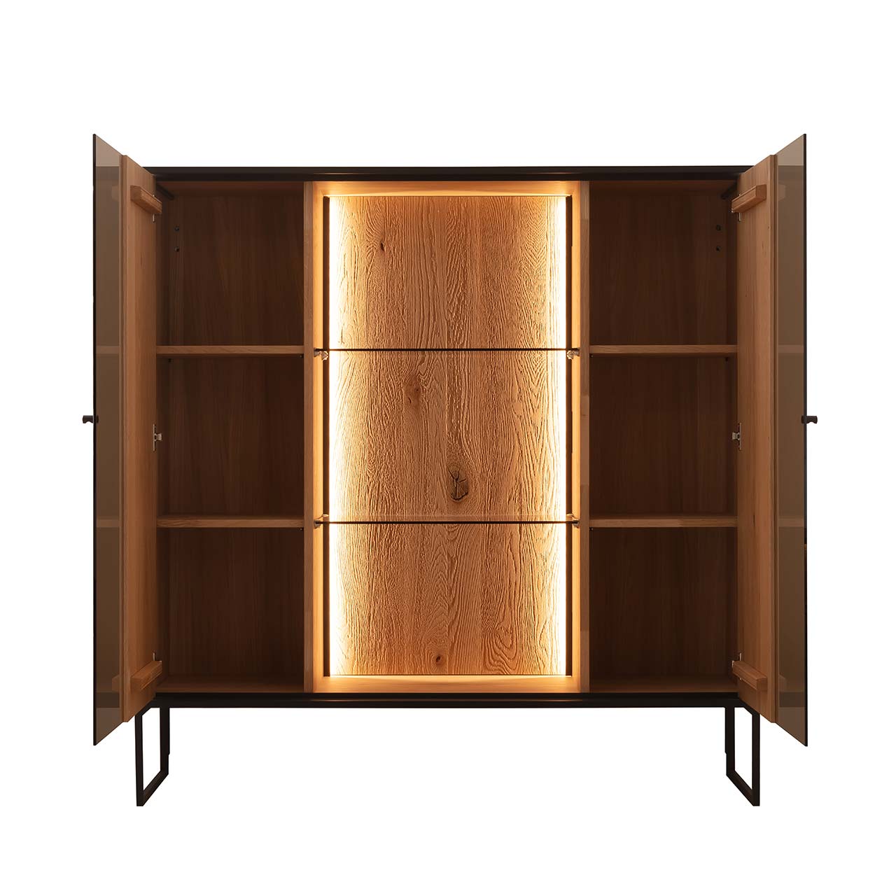 Modernes Highboard aus massiver, sandgestrahlter Kerneiche Natur mit beleuchtetem, rundum Metallrahmen und zwei filigranen Metallfüßen in Anthrazit. Mit zwei geöffneten Holztüren links und rechts, mittig verglaster Vitrinenbereich mit Glaseinlegeböden. 