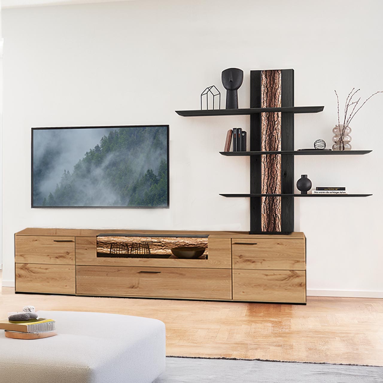 Moderne dreiteilige Wohnwand bestehend aus einem Lowboards mit beleuchtetem Glasausschnitt und einem Anstellelement aus massiver Kerneiche Natur sowie einem Wandpaneel mit drei Ablageböden und sichtbarer Rinden-Rückwand.