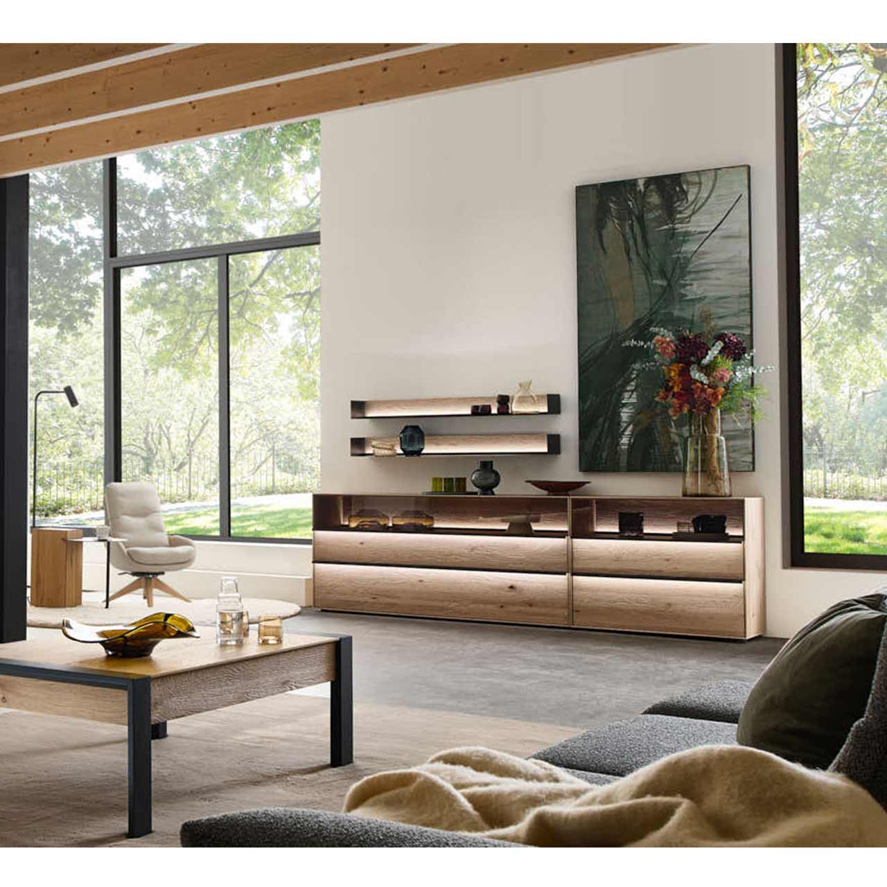 Modernes Wohnzimmer mit Motivtapeten und massiven Möbeln aus Kerneiche