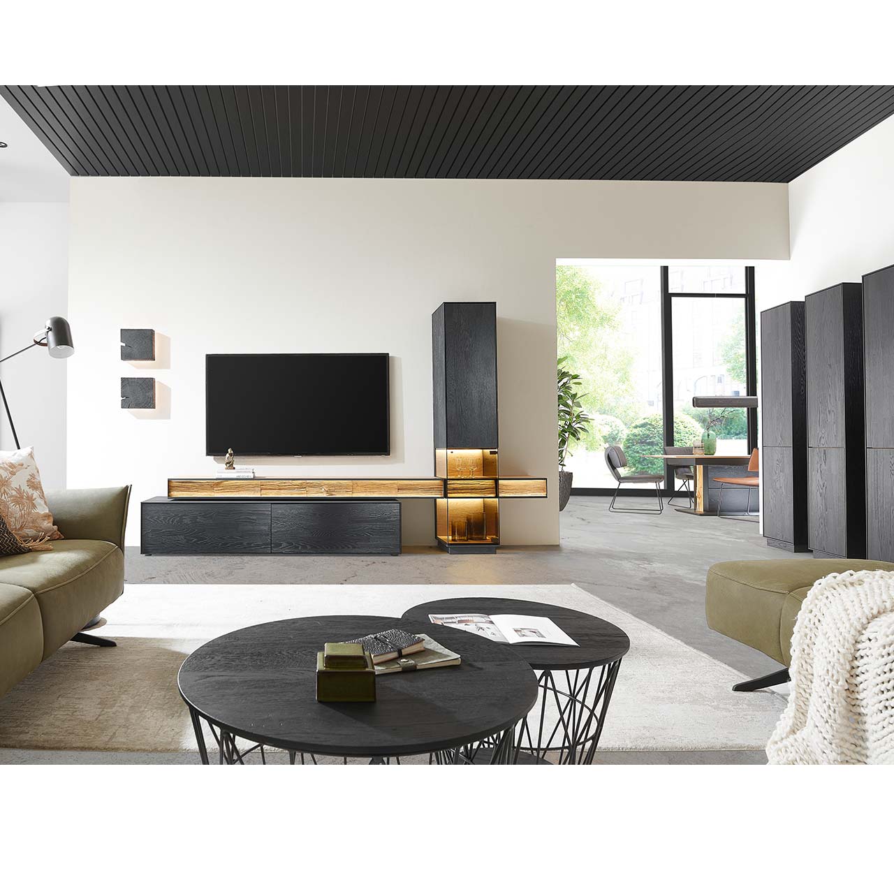 Moderne Wohnwand mit Materialmix aus Lack anthrazit mit Spaltholz-Akzenten und Parsolglas-Vitrinenausschnitten