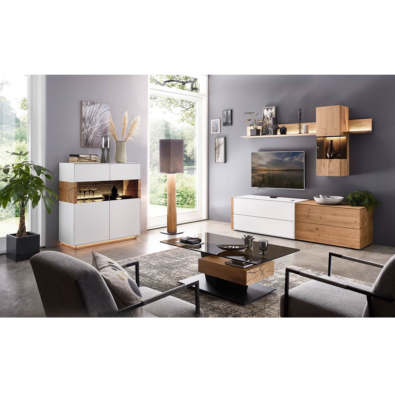 Modernes Wohnzimmer mit Möbeln aus weißem Lack und Massivholzelementen