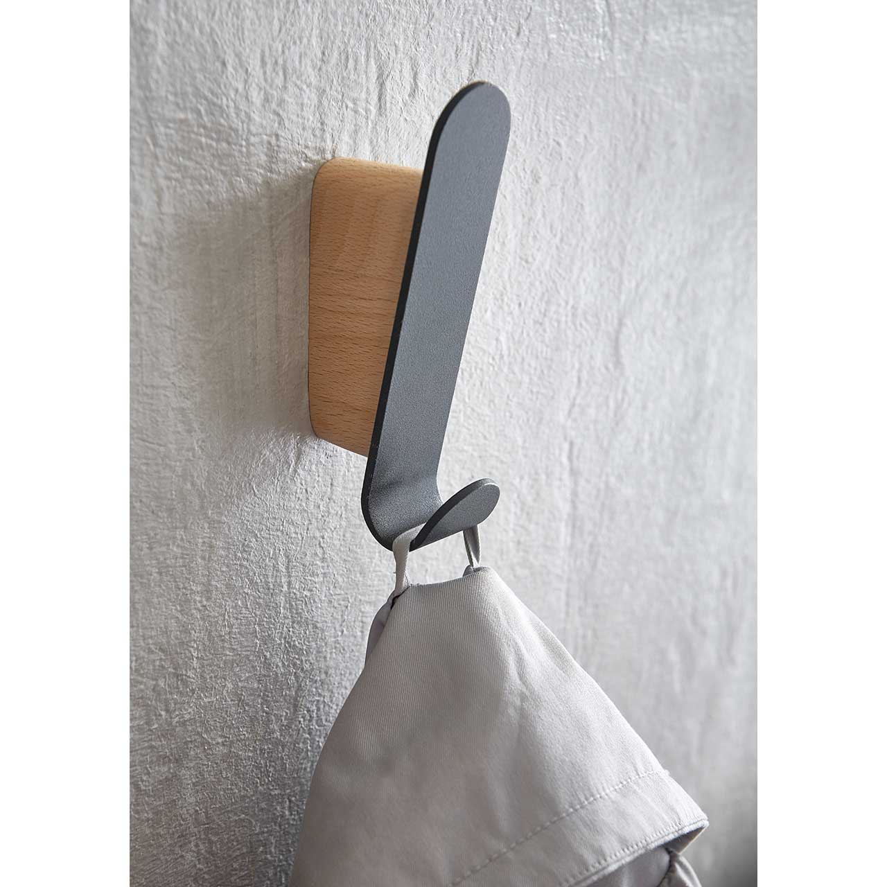 Hartmann SALVO Garderoben - Wandhaken 8550G-1020 Robuster Garderobenhaken aus Metall anthrazit auf massivem Holzstück in Kerneiche Natur zur Anbindung an der Wand.