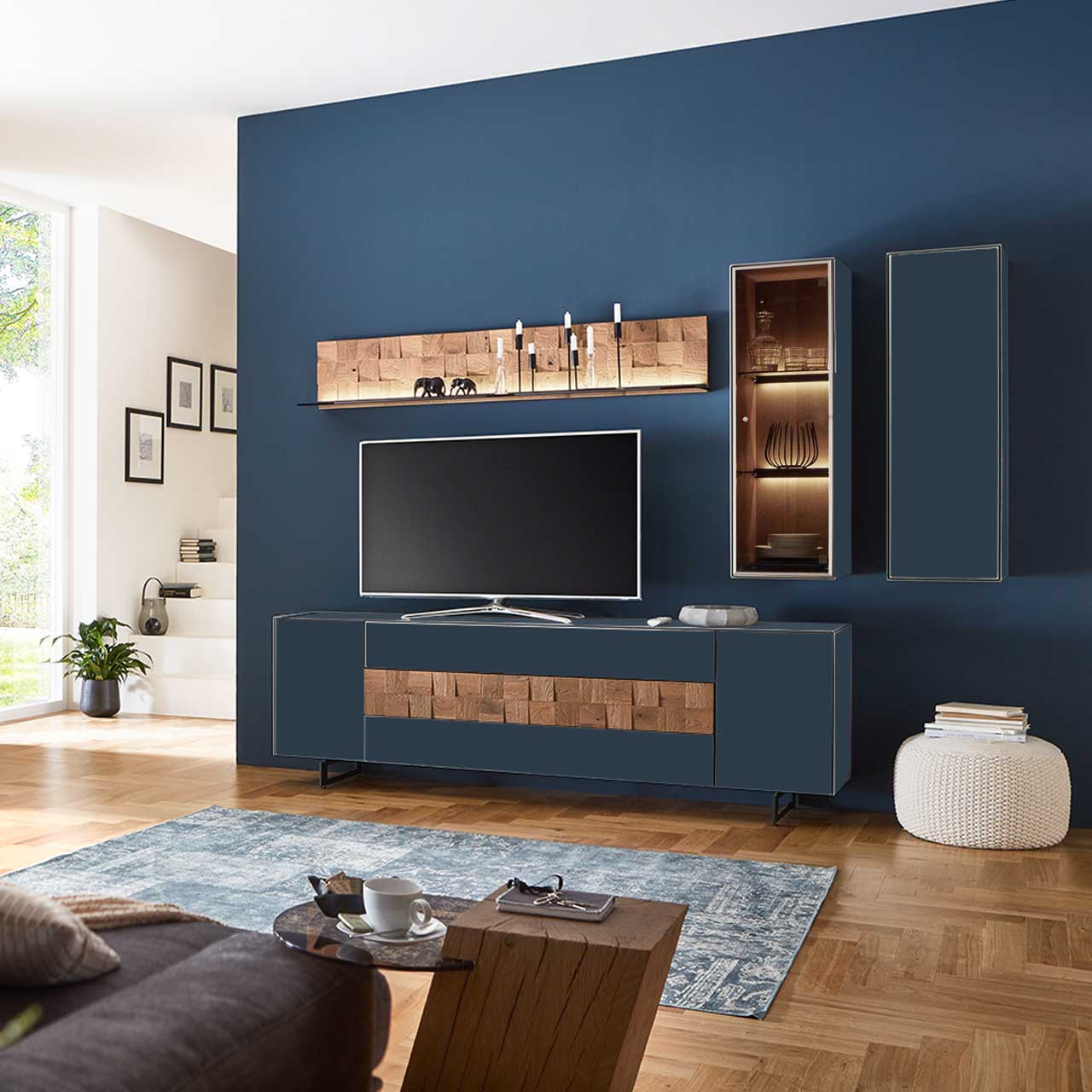 Modernes Wohnzimmer mit Wohnwand aus Satinoglas matt blau und Spaltholzakzenten