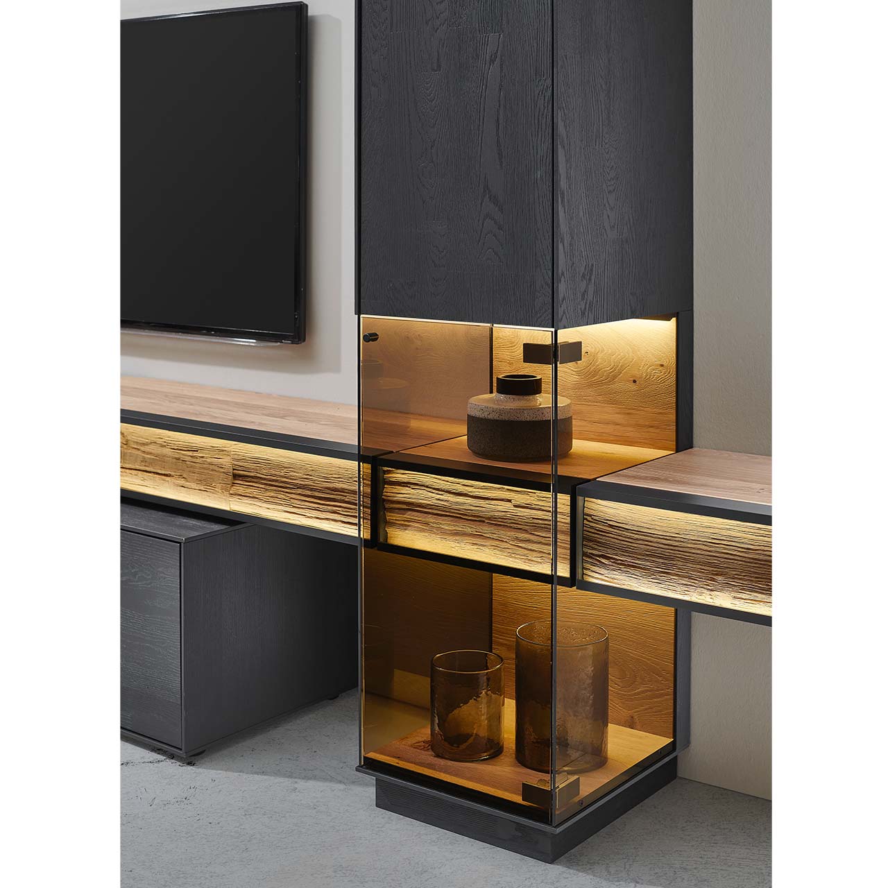 Detailaufnahme einer modernen Vitrine aus massiver Kernesche anthrazit mit Spaltholz-Akzent und Parsolglas