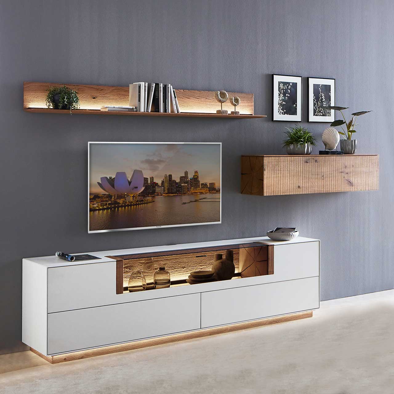 hartmann_BENJO_7220W_Wohnwand_22 Moderne Wohnwand aus einem Lack weißem Lowbaord mit Glasausschnitt und Hängeelementen aus Massivholz