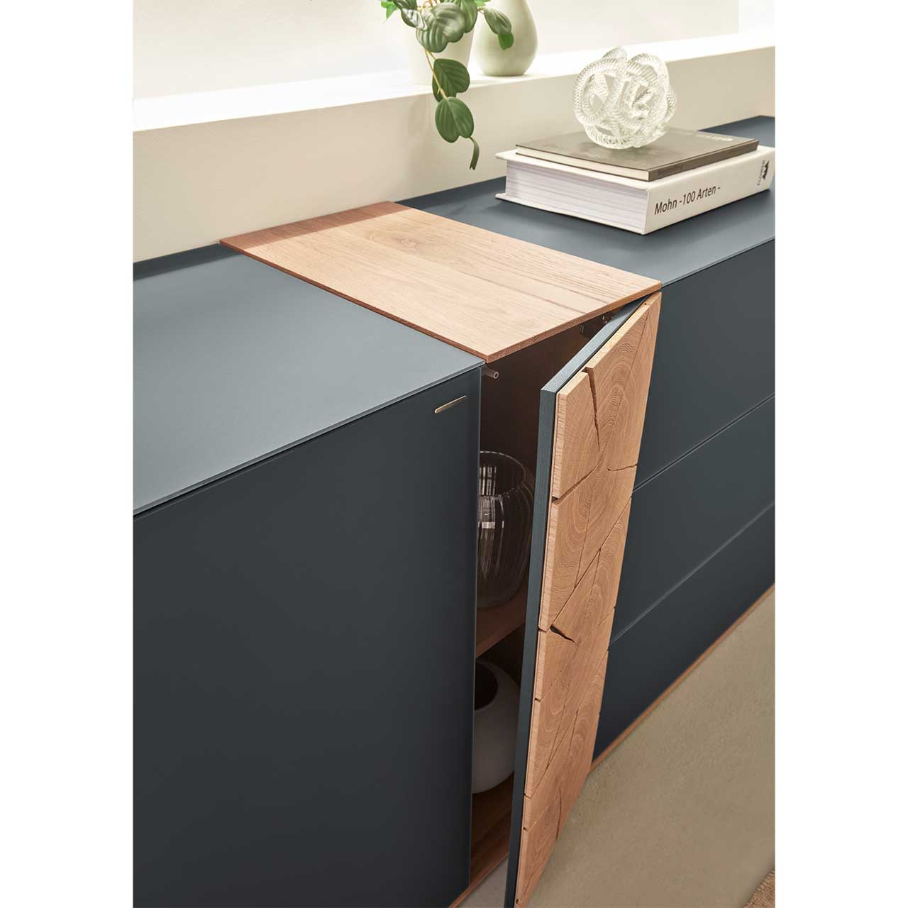 Detailaufnahme der geöffneten Tür mit dekorativen Hirnholzscheiben am CAYA Sideboards Nr. 7170-4201A.