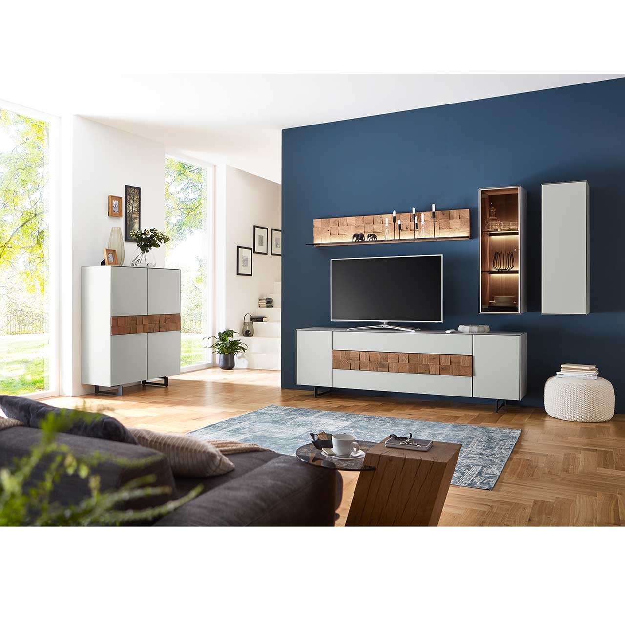 LIV_7120W-6112G_highboard_milieu_1280x1280i1I9YJb5UnJNj Modernes Wohnzimmer mit weißer Lack-Wohnwand inklusive Spaltholzakzenten