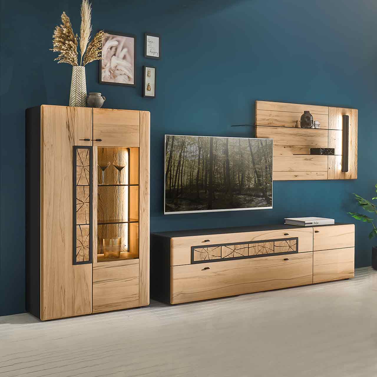 Wohnzimmer - Möbel-Serie Hartmann KNUD 5580 - Wohnwand Nr. 22 Wohnzimmer mit Wohnwand aus massiver Kernbuche: Highboard mit Holz-/Glastür und Hirnholzscheiben, daneben Lowboard mit Holztür und zwei Schubkästen. Rechts darüber Wandpaneel mit zwei Glasböden