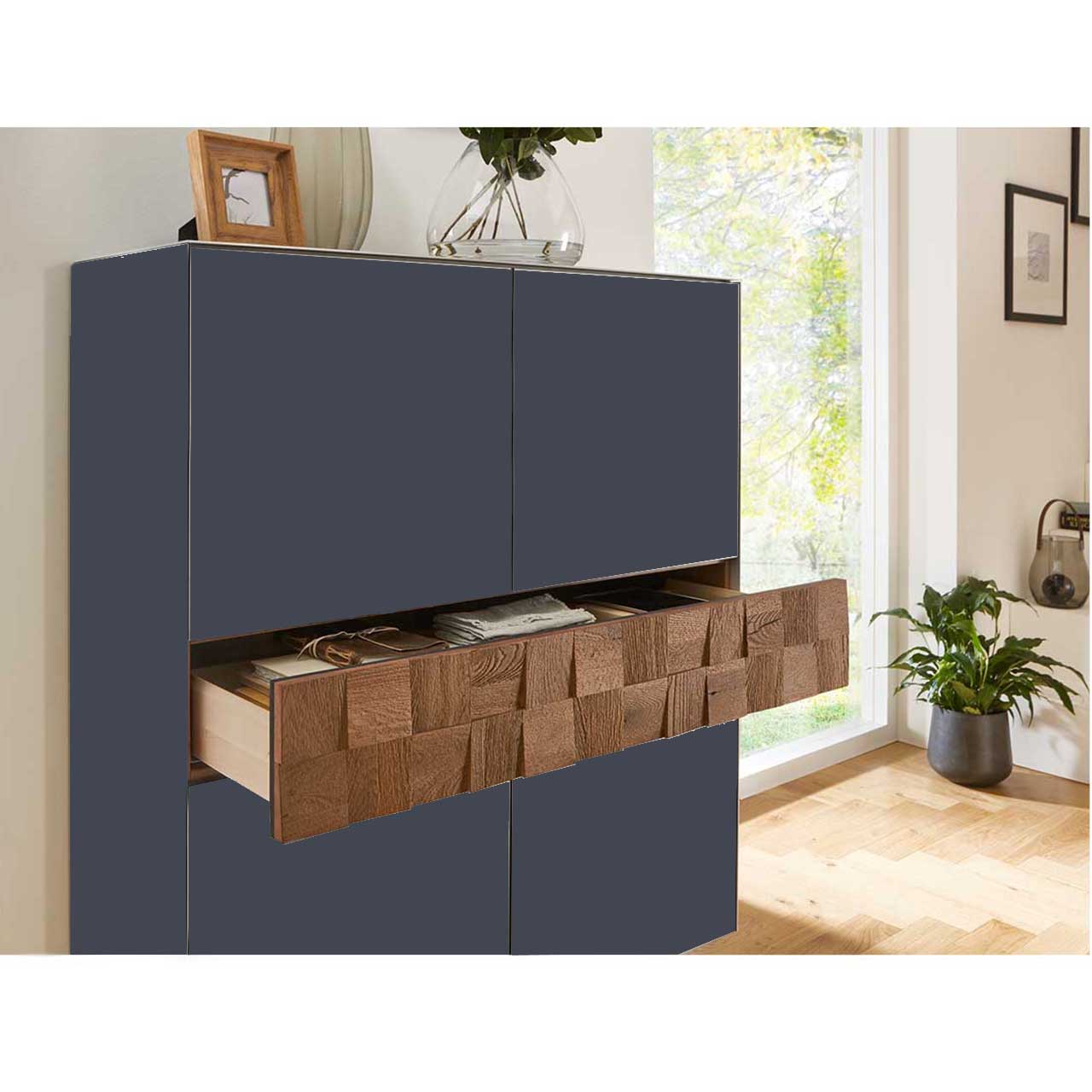 LIV_7120W-6112B_highboard_detail_1280x1280 Highboard mit dunklem Lack und Spaltholzakzent mit geöffneter Schublade