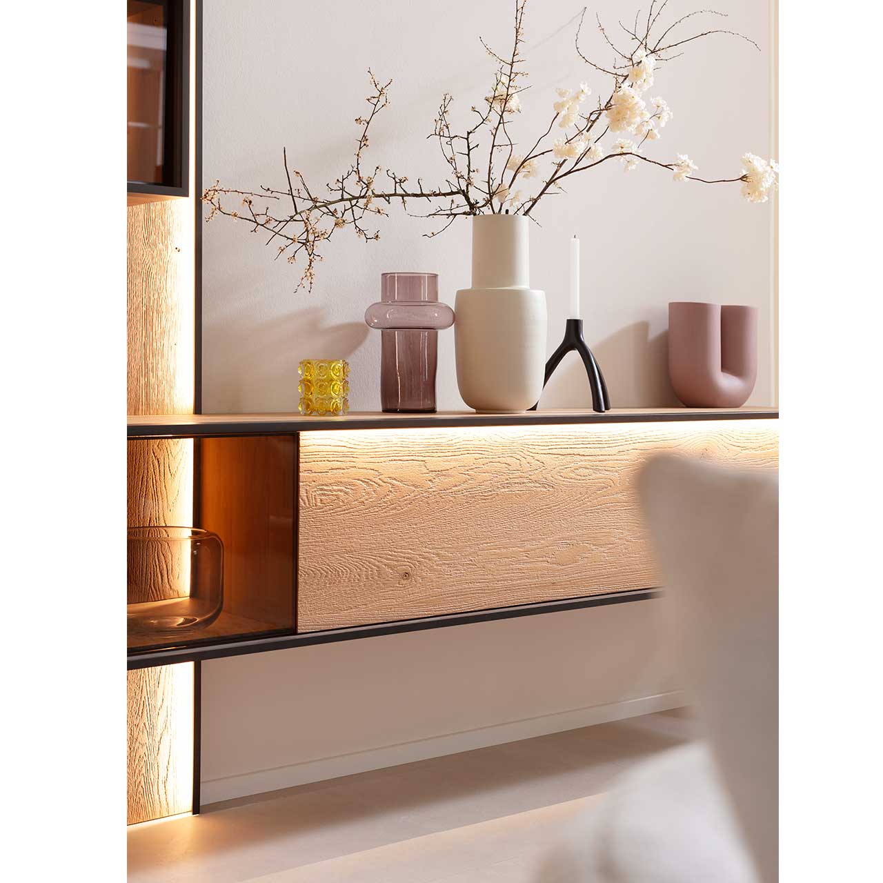 Detailansicht des beleuchteten Lowboards Nr. 2202 aus massiver Kerneiche Natur sandgestrahlt mit sichtbarer Holzmaserung und moderner Metallumrandung in Anthrazit mit edlem Glasausschnitt in Parsol Bronze.