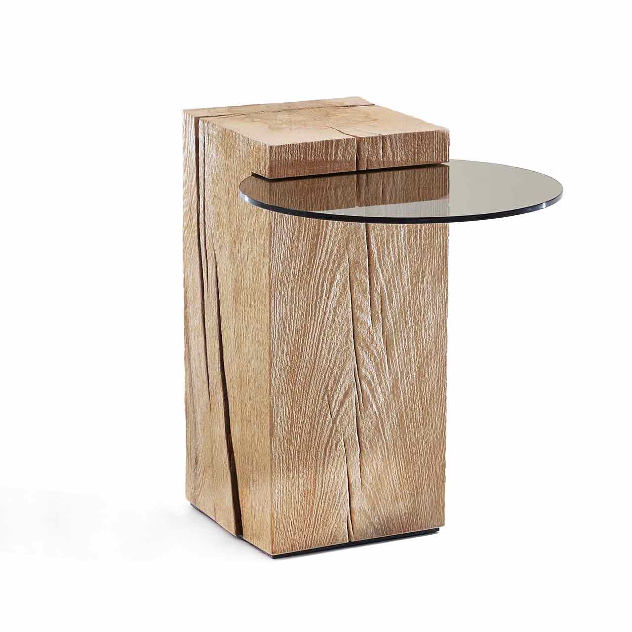 Rechteckiger Beistelltisch mit Säule aus massiver Riffeiche Umato und Ablageplatte aus Glas in Parsol Bronze.