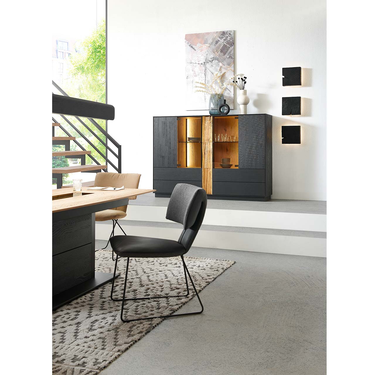 HM_KILVA_9610-6171_Highboard_milieu1_1280x1280 Modernes Esszimmer mit Möbeln aus Kernesche anthrazit in Kombination mit Spaltholz-Akzenten und Parsolglas-Ausschnitten