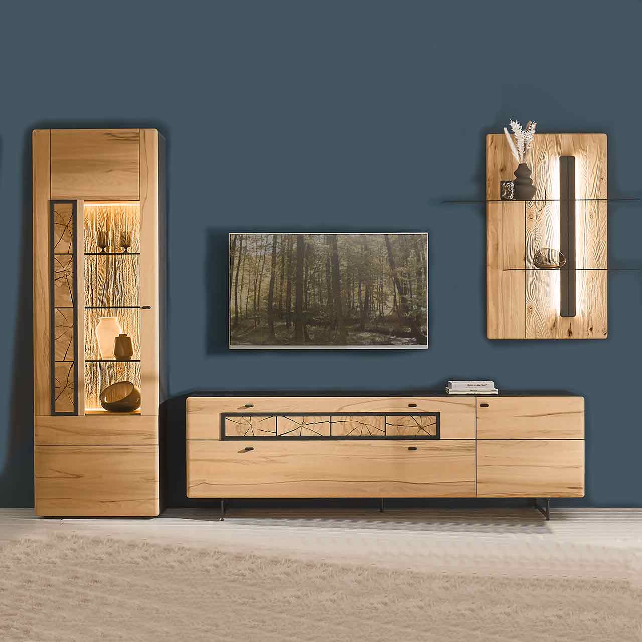 Wohnzimmer - Möbel-Serie Hartmann KNUD 5580 - Wohnwand Nr. 24 Wohnzimmer mit Wohnwand aus massiver Kernbuche: Standvitrine mit Hirnholzscheiben, daneben Lowboard auf Metallkufen mit Holztür und zwei Schubkästen. Darüber rechts ein Wandpaneel mit zwei Glasböden.