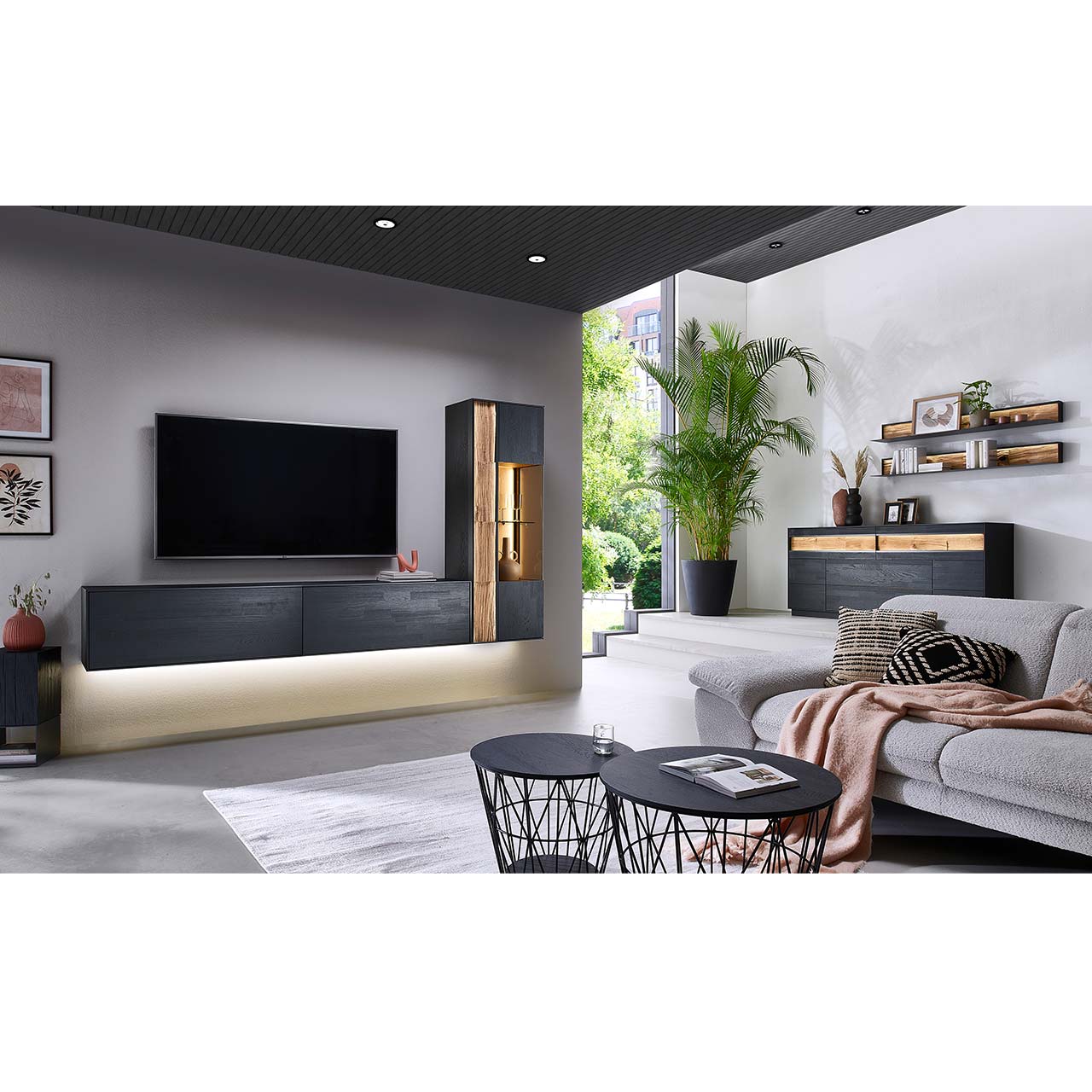 HM_KILVA_9610-4195_Sideboard_milieu1_1280x1280 Moderne Wohnwand mit Materialmix aus Lack anthrazit mit Spaltholz-Akzenten und Parsolglas-Vitrinenausschnitten