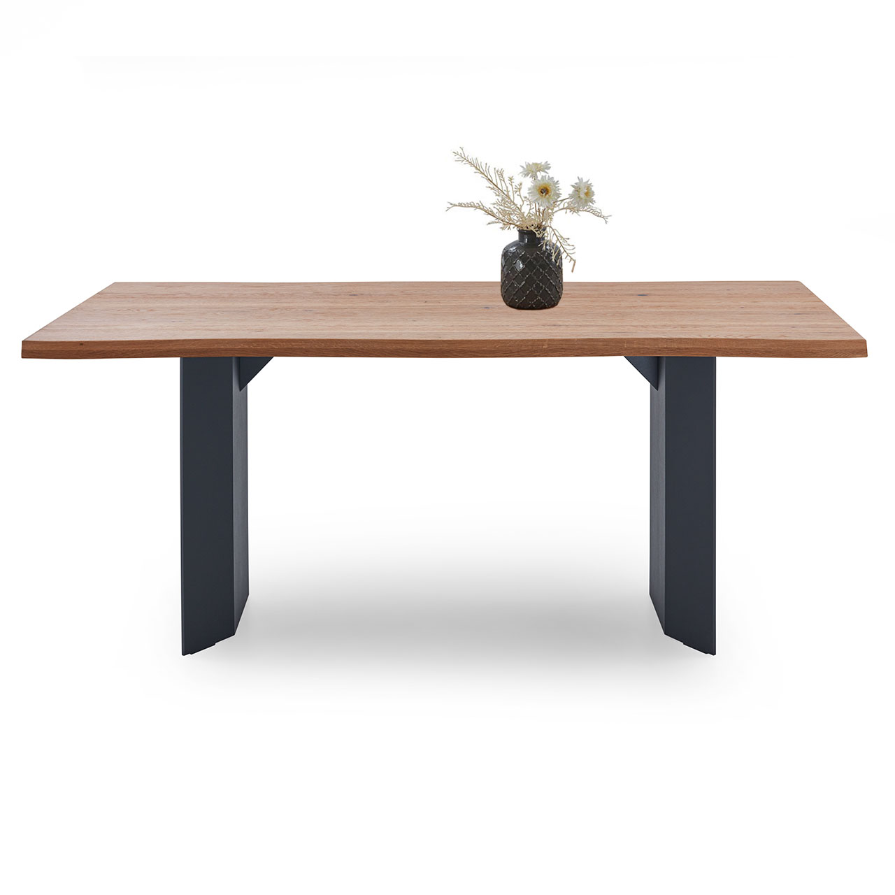 Moderner Esstisch mit fester Platte aus Kerneiche Natur massiv mit edlem Baumkantenprofil und Untergestell aus Kernesche anthrazit gebeizt - in Frontansicht.