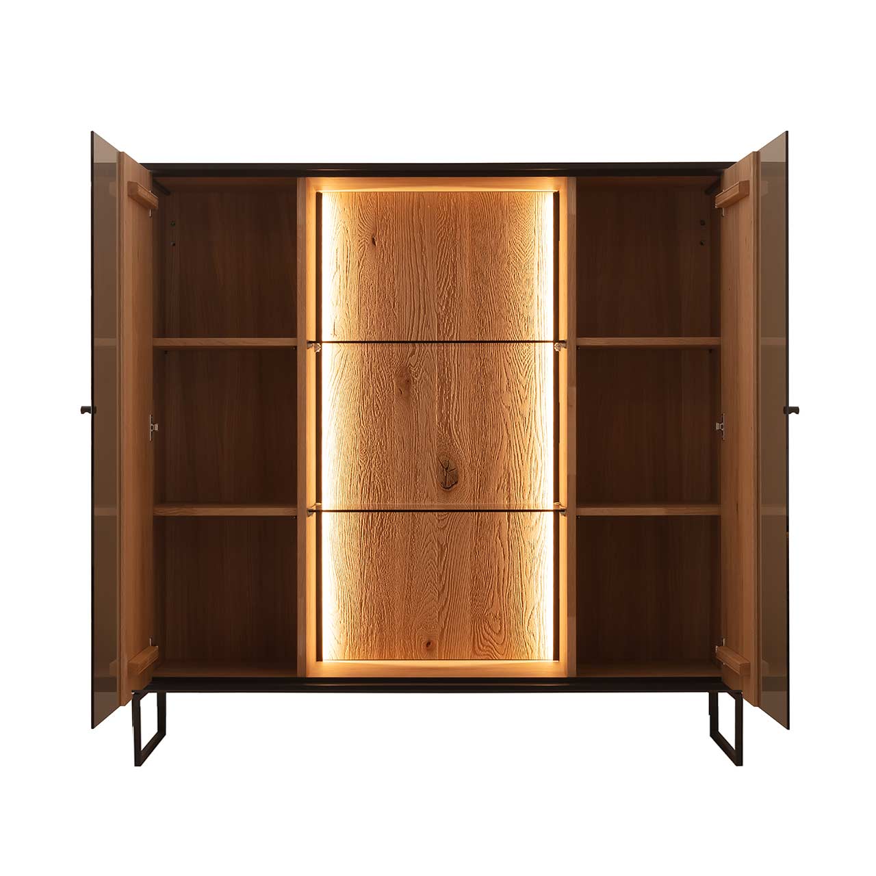 Modernes Highboard aus massiver, sandgestrahlter Kerneiche Natur mit beleuchtetem, rundum Metallrahmen und zwei filigranen Metallfüßen in Anthrazit. Mit zwei geöffneten Holztüren links und rechts, mittig verglaster Vitrinenbereich mit Glaseinlegeböden. 