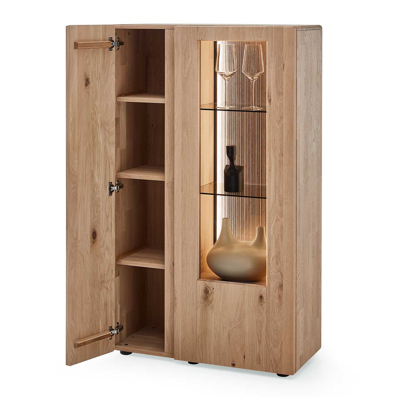 Edles Highboard aus massiver Kerneiche Natur mit einer offenen Holztür links, dahinter sichtbar drei Holzeinlegeböden und einer beleuchteten Glas-/Holztür rechts mit edel geschroppter Rückwand und zwei Glasböden.