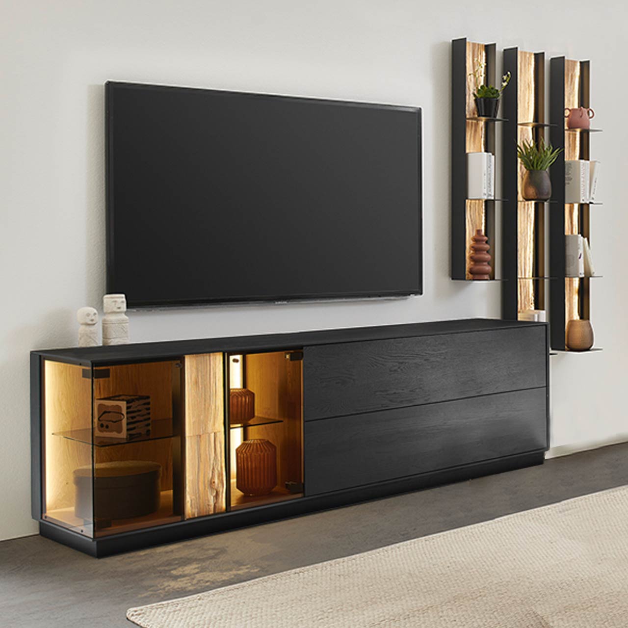HM_KILVA_9610-Kombi-Nr-22_1280x1280 Moderne Wohnwand mit Materialmix aus Lack anthrazit mit Spaltholz-Akzenten und Parsolglas-Vitrinenausschnitten
