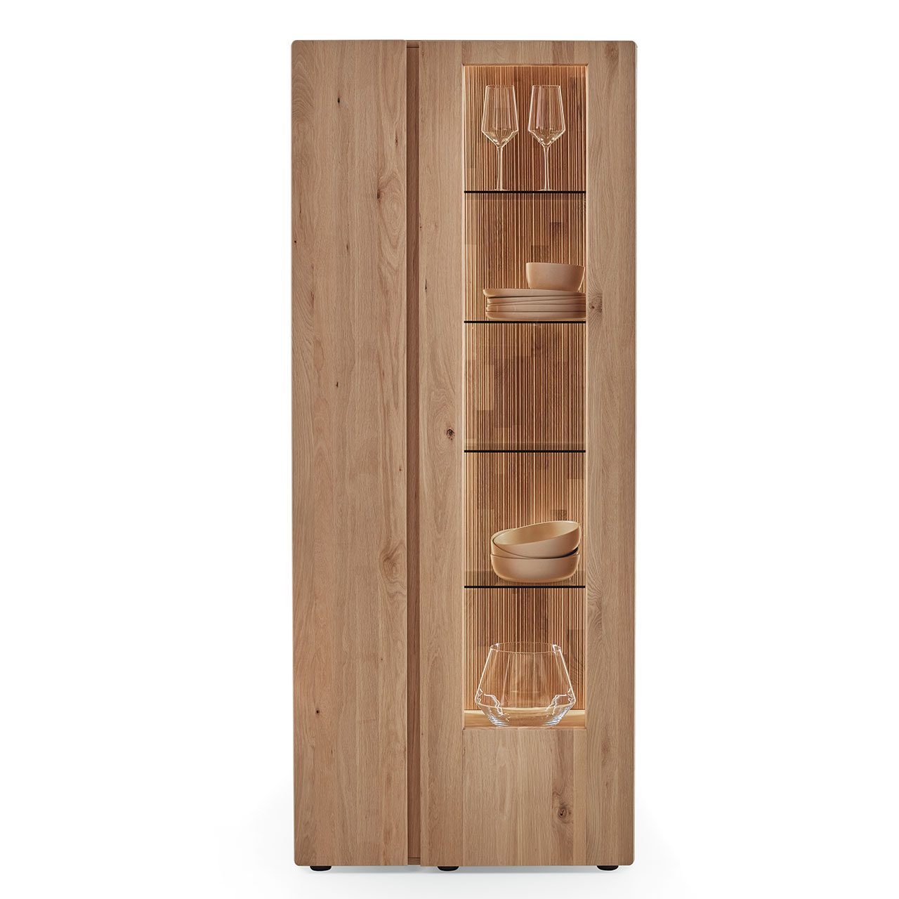 Moderne Standvitrine aus massiver Kerneiche Natur mit einer Holztür links und einer beleuchteten Glas-/Holztür rechts, dahinter sichtbar die edel geschroppte Rückwand und vier Glasböden - in Frontansicht.